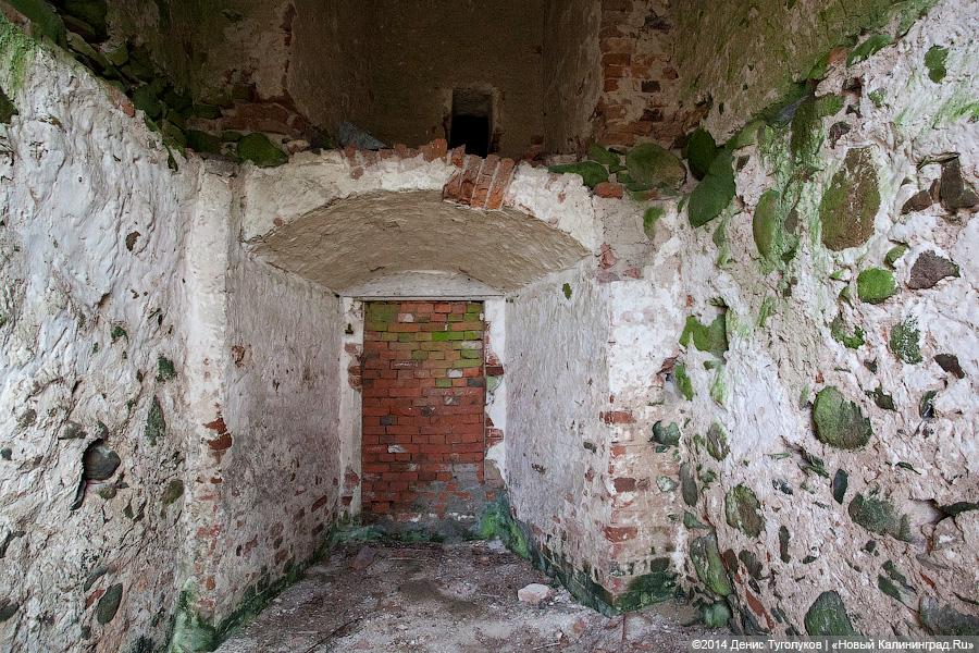 На крыше травка зеленеет: кирха начала XIX века в Перевалово покрывается плесенью и мхом