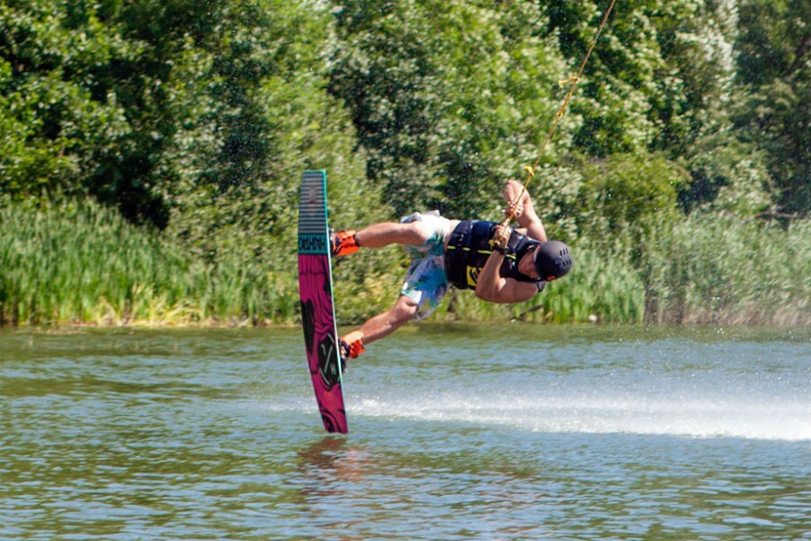 Трюки над водой: турнир по кабельному вейкбордингу в Калининграде (видео)