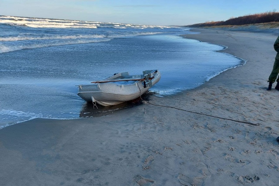 Очевидец: в районе Мечниково на берег вынесло польскую лодку с мотором (фото)