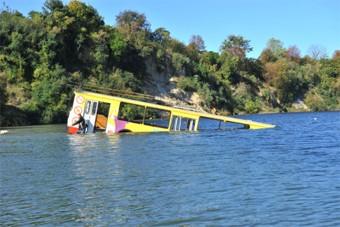 Специалисты достают из озера Синявинское затопленный дайверами троллейбус
