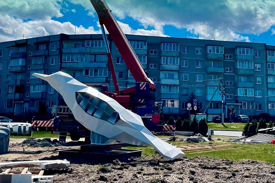 В Светлом устанавливают въездной знак с «гротескной» чайкой (фото)