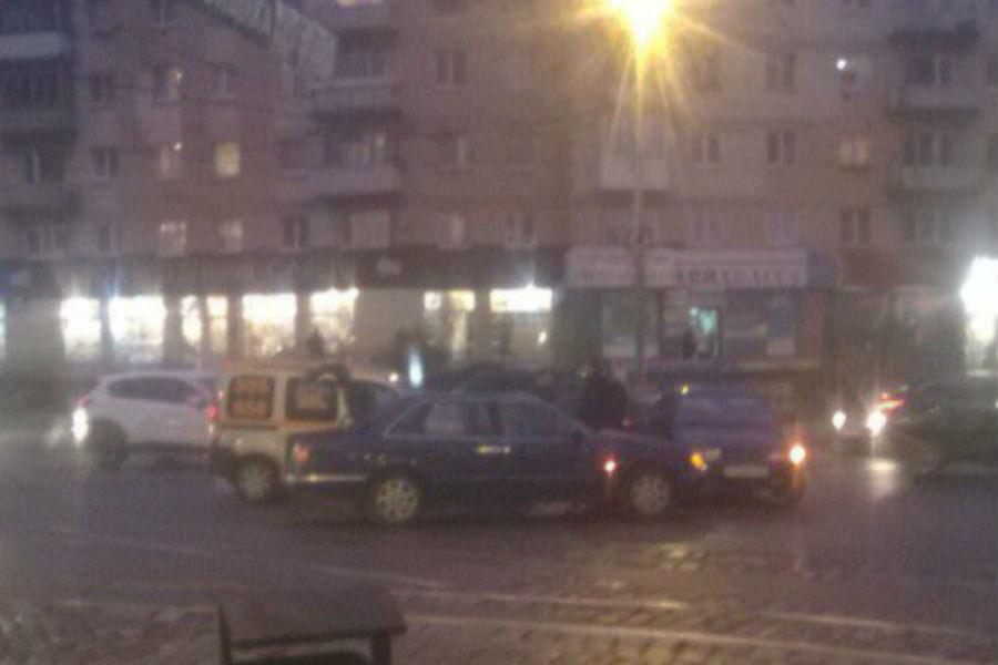 На Ленинском проспекте Калининграда столкнулись две иномарки (фото)