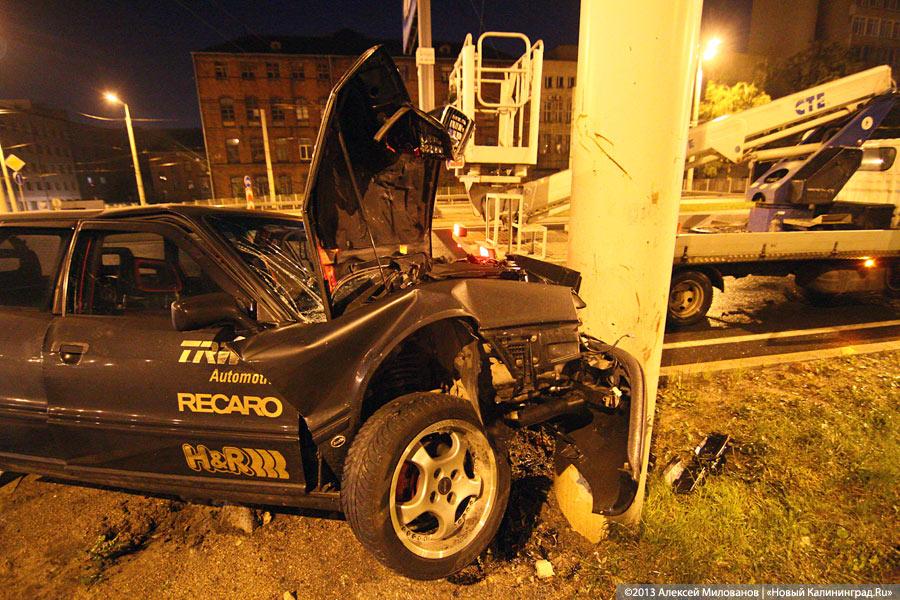 На второй эстакаде «Ауди» врезалась в столб и загорелась (фото)