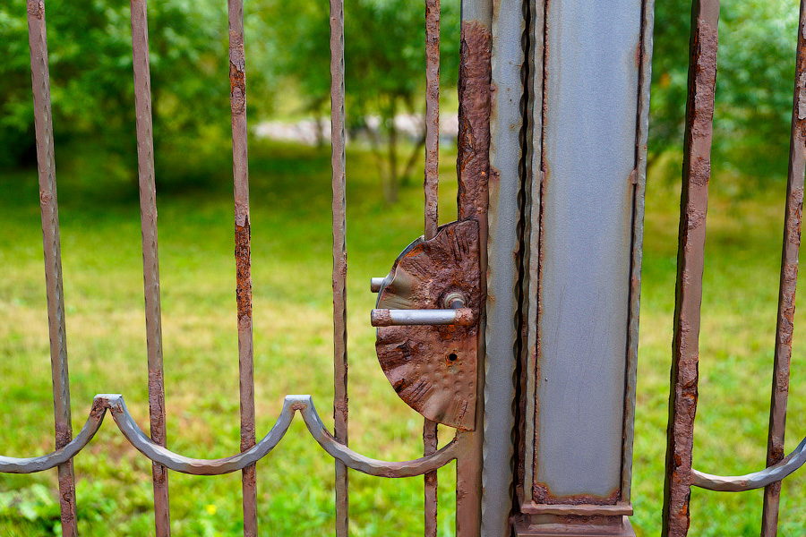 Ржавое настоящее: как выглядит променад рядом с госрезиденцией в Пионерском