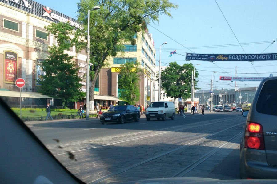 В центре Калининграда микроавтобус врезался во внедорожник (фото)