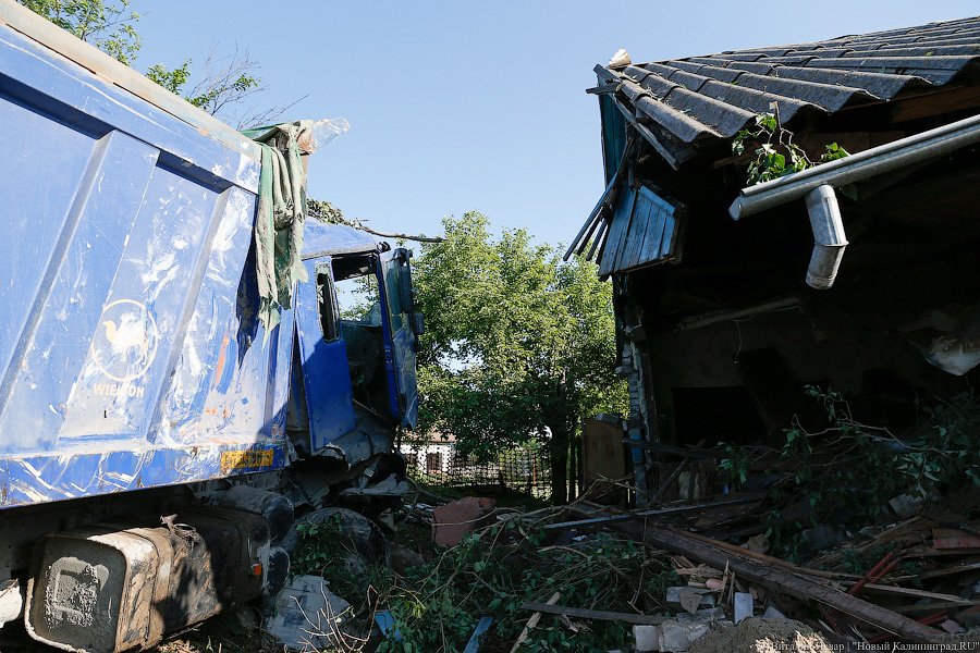 Опрокинулся и снес полдома: под Калининградом в ДТП погибла пенсионерка