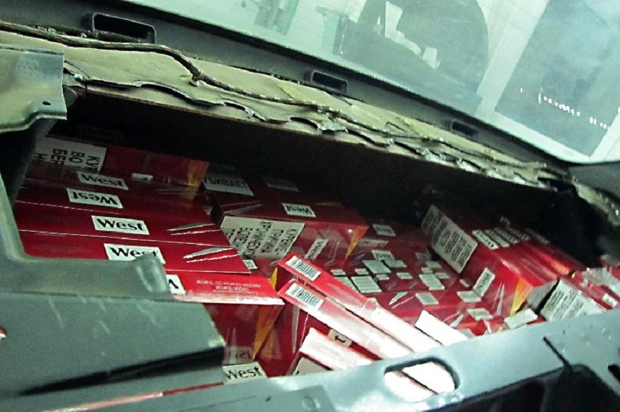 Калининградская таможня ночью задержала литовца с 4 тыс пачек сигарет (фото)