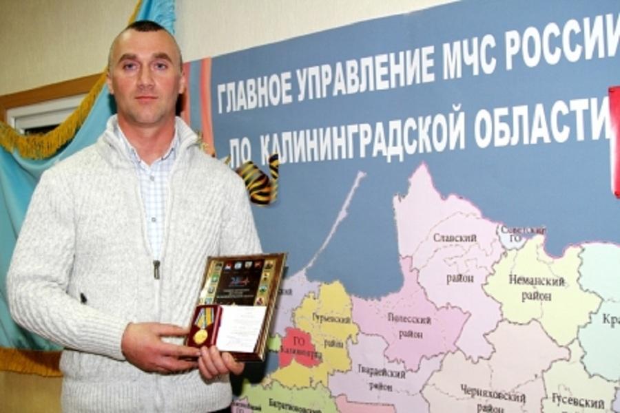 Жителю Калининградской области дали медаль за спасение двух тонущих девушек