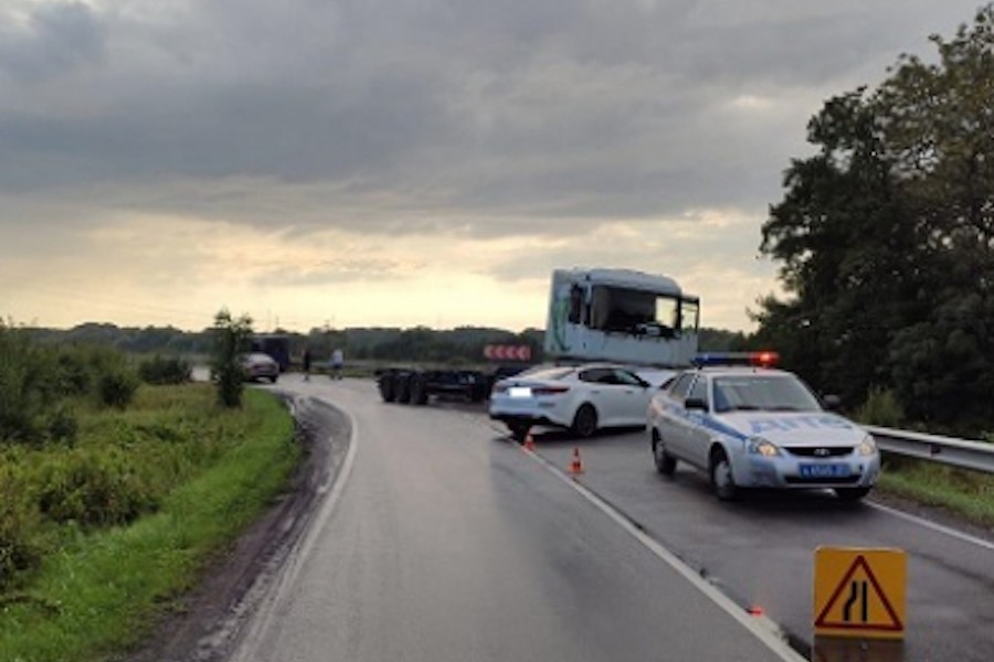 В Балтийске «Рено» выехал на встречку и столкнулся с «Киа» и «Мерседесом» (фото)