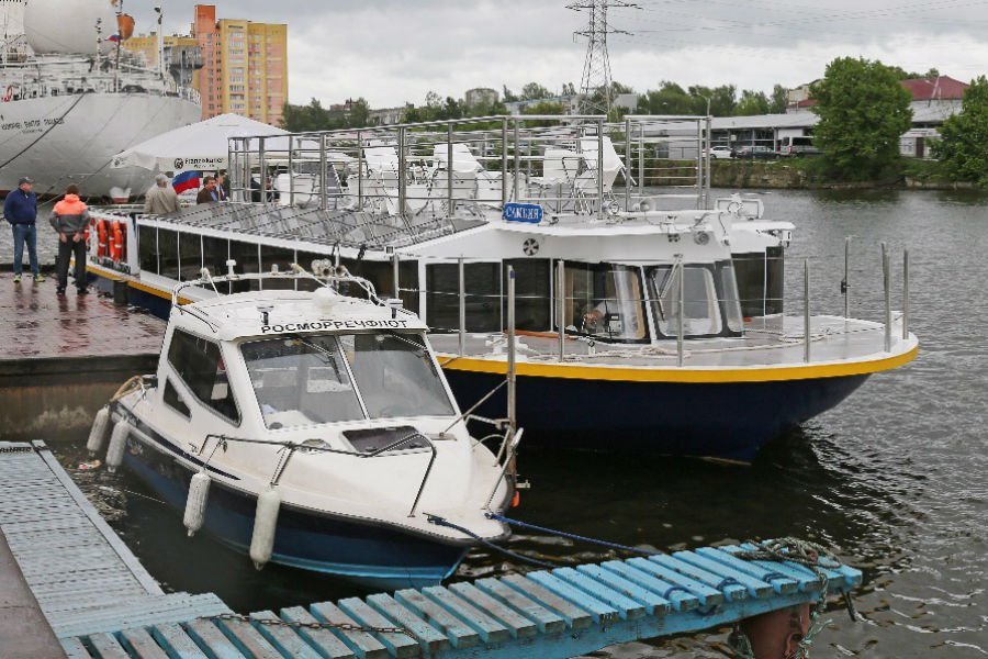 В Калининграде спустили на воду первое построенное в регионе прогулочное судно (фото)