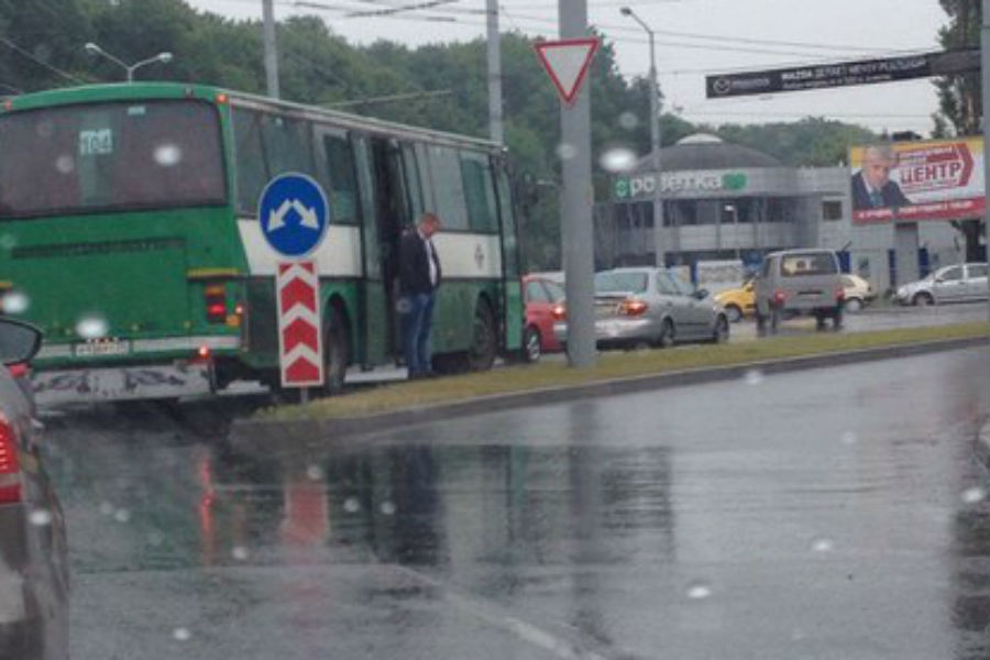 На кольце на пл. Василевского автобус столкнулся с легковушкой (фото)
