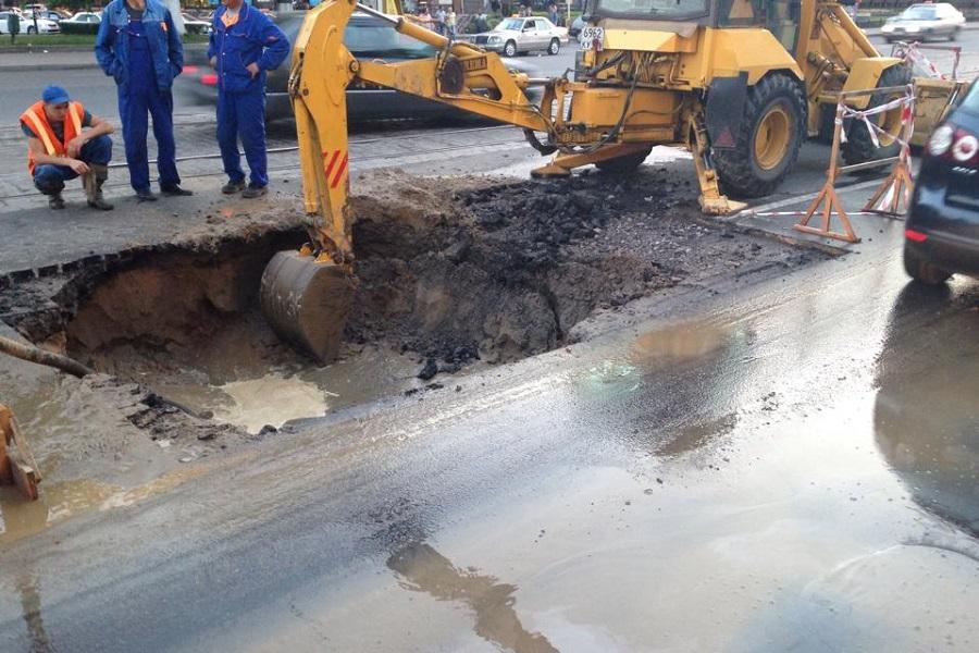 Водоканал: провал на Ленинском проспекте ликвидируют не раньше субботы (фото)