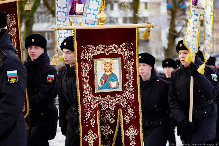 С ними Бог и Андреевский флаг: в Балтийске морпехи прошли крестным ходом к храму (фото)