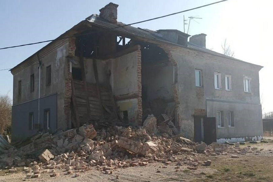 По факту обрушения стены аварийного дома в Константиновке проводят проверку (фото)