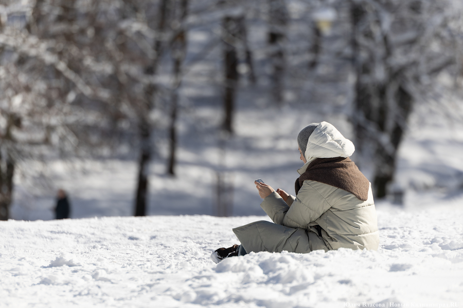 Зима не сдаётся: как выглядят улицы Калининграда после «снежного удара» (фото)