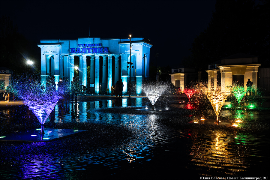 Брызги под музыку: как выглядит подсветка нового фонтана у стадиона «Балтика»