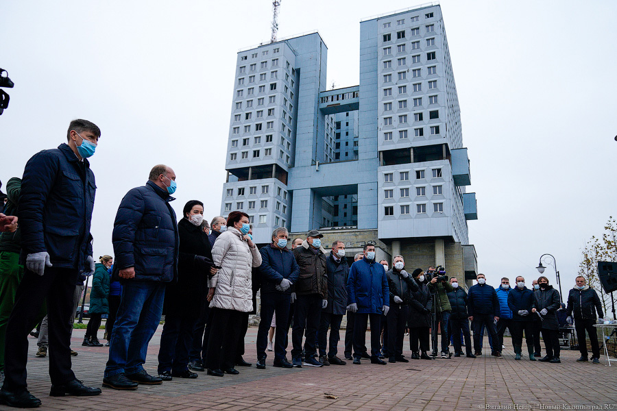 «Платанические» отношения: чиновники и бизнесмены посадили аллею у Дома Советов (фото)