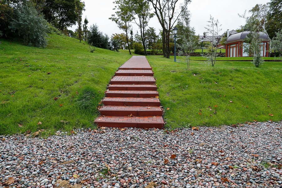 Время собирать камни: как восстанавливают берег у резиденции в Пионерском (фото)