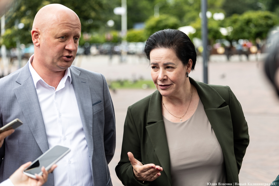 Вместо развалившихся: на улицу Баранова вернули вазоны-лавки за 12,5 млн рублей (фото)