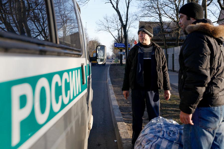 Капля в море, или 8 билетов в один конец: как судебные приставы отправили на родину таджикскую семью