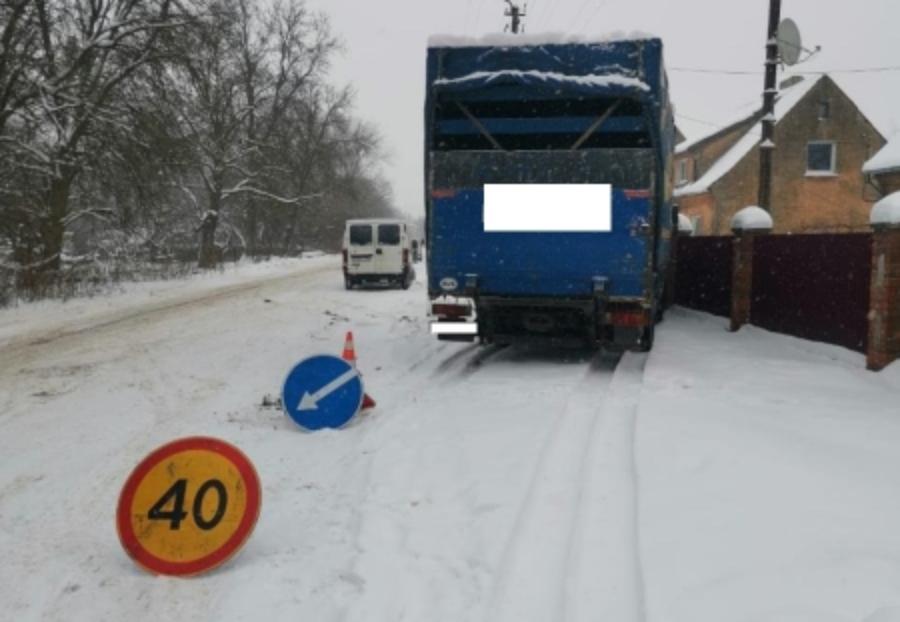 В Советске водитель грузовика врезался в забор и умер