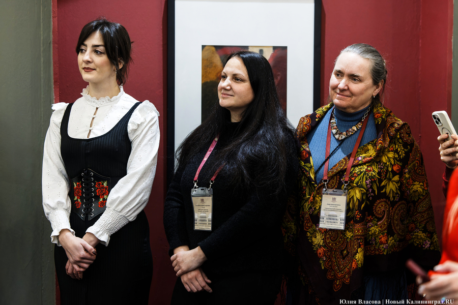 Вселенная смыслов и эмоций: в Музее искусств открылась выставка «Космос красного» (фото)