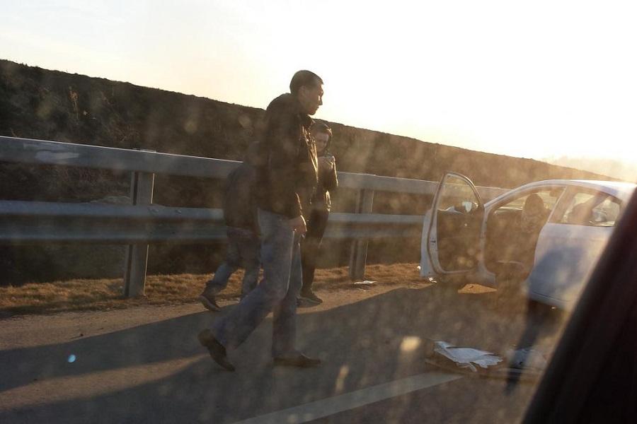 Из-за горящей травы на Приморском кольце столкнулись сразу 5 машин (фото)