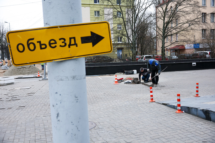 Мимо «Европы» с комфортом: на Театральной расширяют и благоустраивают тротуар (фото)