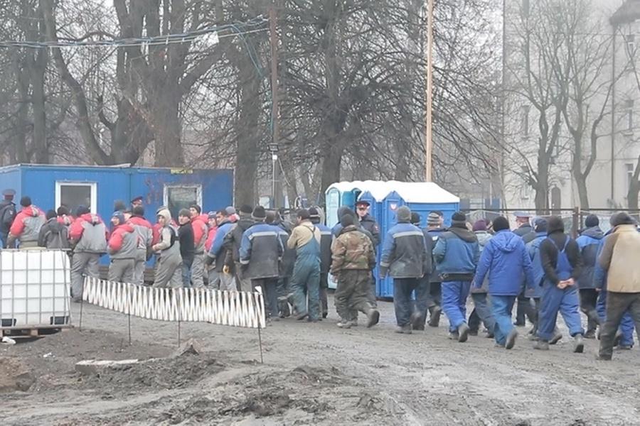 На стройке в Калининграде опять задержали 79 гастарбайтеров (фото)