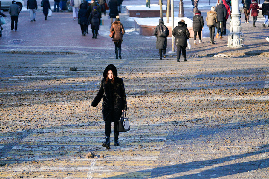 «Насладиться» зимой: во что превратились дороги в Калининграде после снегопада (фото)