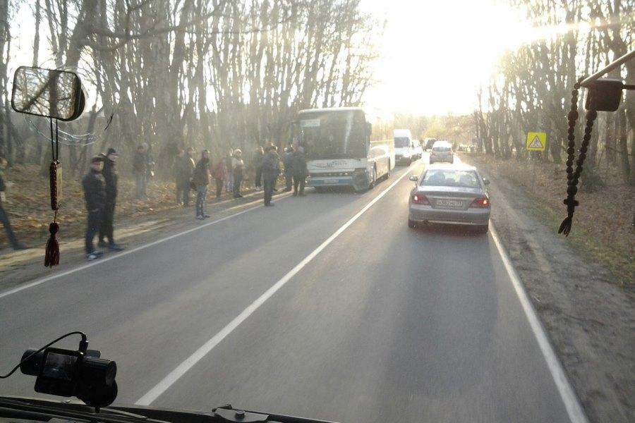 На Балтийской трассе столкнулись автобус и легковушка (фото)
