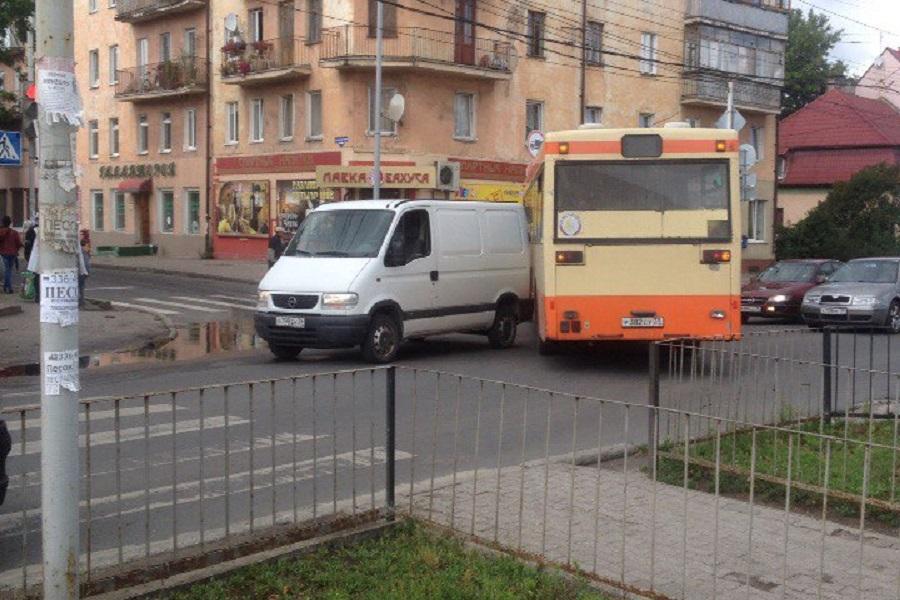 В Калининграде столкнулись иномарка и автобус (фото)