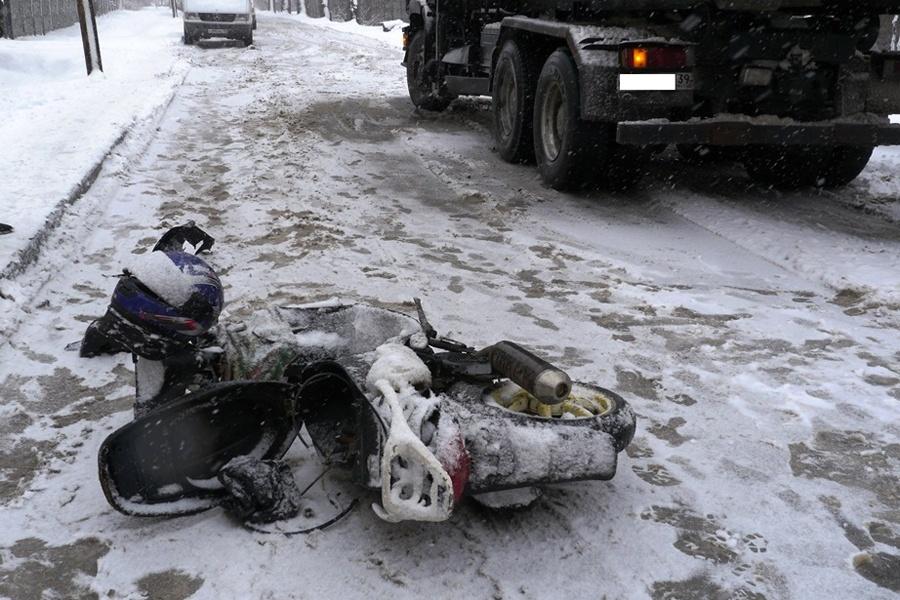 В Калининграде скутер с пьяными водителем и пассажиром врезался в грузовик (+фото)