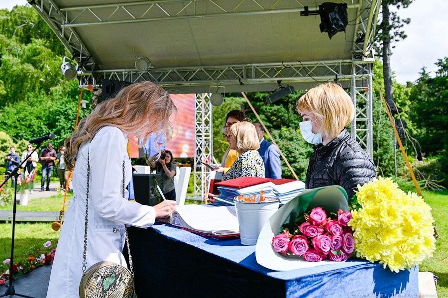 Как проходит вручение дипломов выпускникам БФУ в Ботаническом саду (фото)