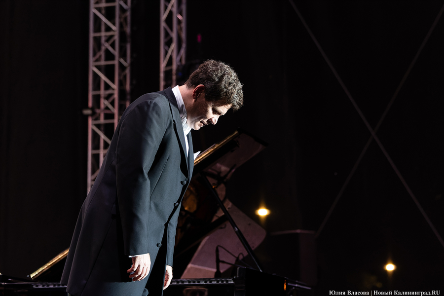 Бурлеска под дождём: Денис Мацуев выступил на острове Канта (фото)