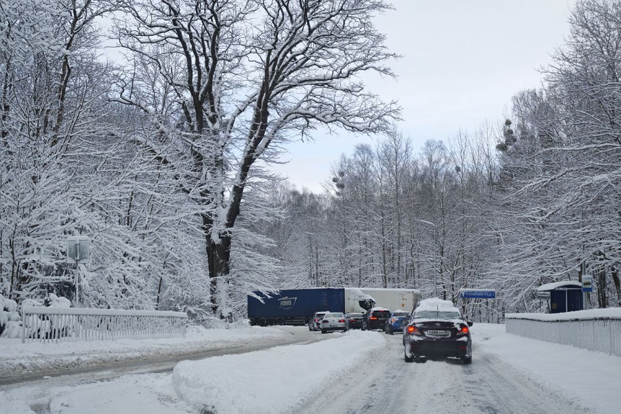 Очевидец: застрявшая фура частично заблокировала проезд по балтийской трассе (фото)