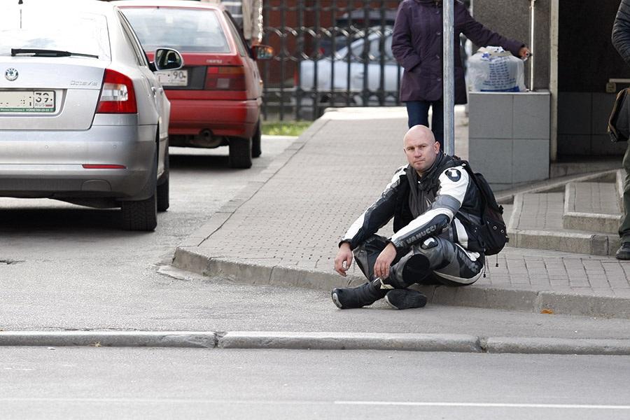 Возле «Пирамиды» в Калининграде мотоцикл врезался в «Мерседес» (фото)