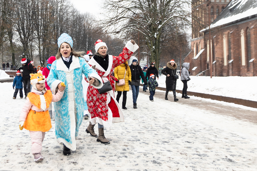 Цвет настроения — красный: на острове Канта прошёл благотворительный забег Дедов Морозов