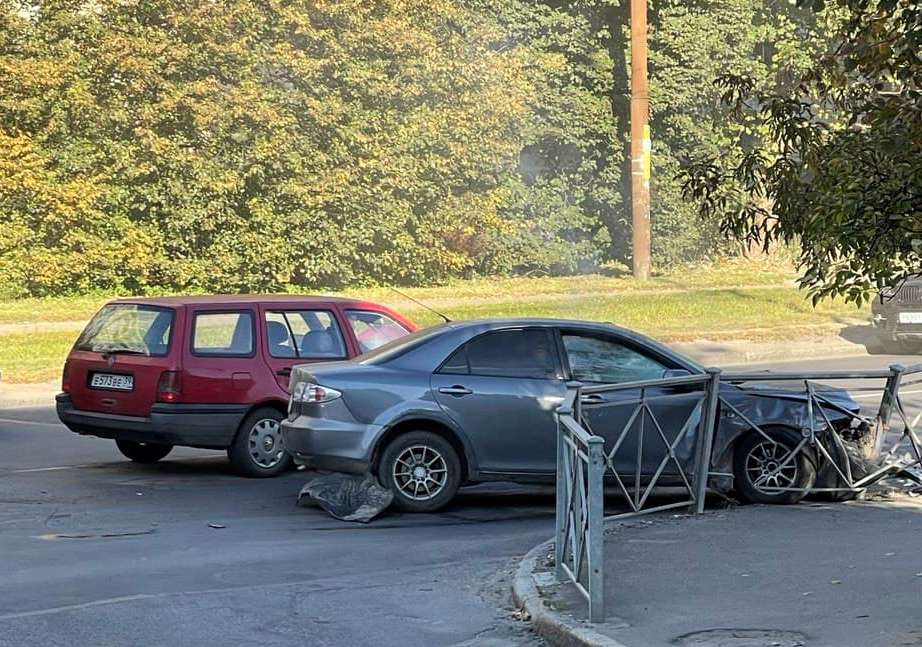 На аллее Смелых в Калининграде «Мазда» после ДТП протаранила металлическое ограждение