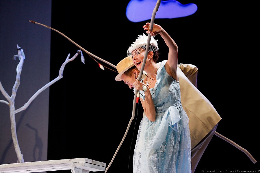 Попались на удочку: как прошла премьера спектакля «Рыбалка с Чеховым»