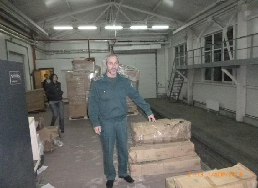Таможенники изъяли груз новогодних игрушек и шапки с надписью «Не женат» (фото)