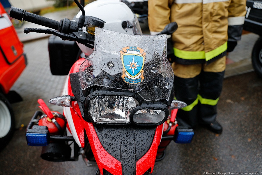 Мотоциклы и медали: как в МЧС региона подарки из рук министра получали