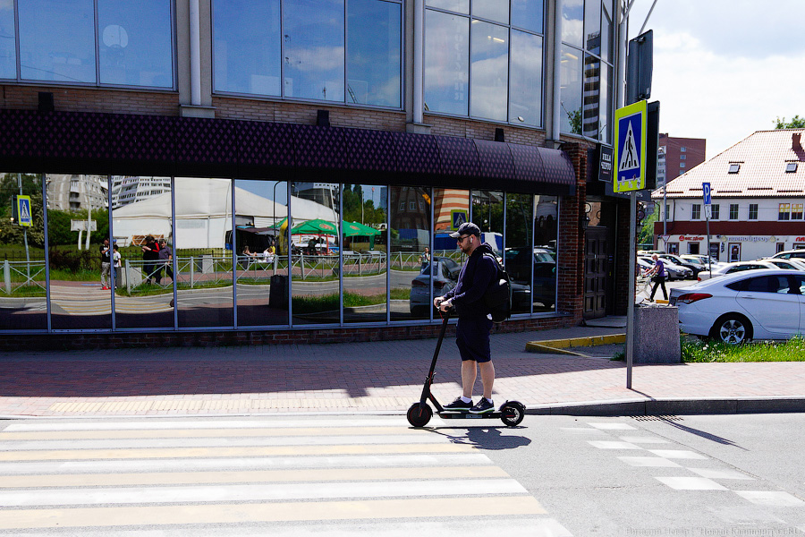 ГИБДД: водители маломощных самокатов не обязаны спешиваться на переходах