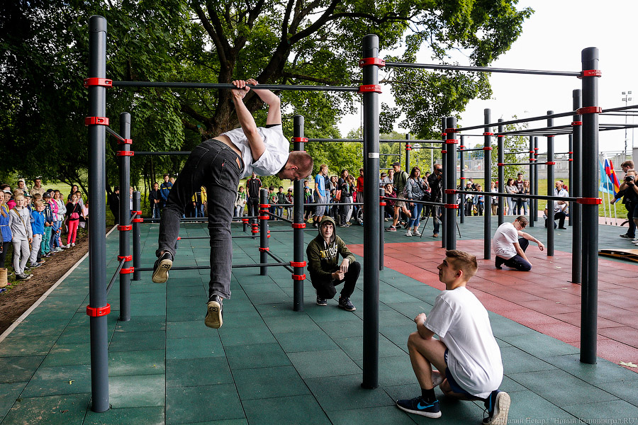 Воспитание улицей: как в Калининграде открывали площадку для воркаута