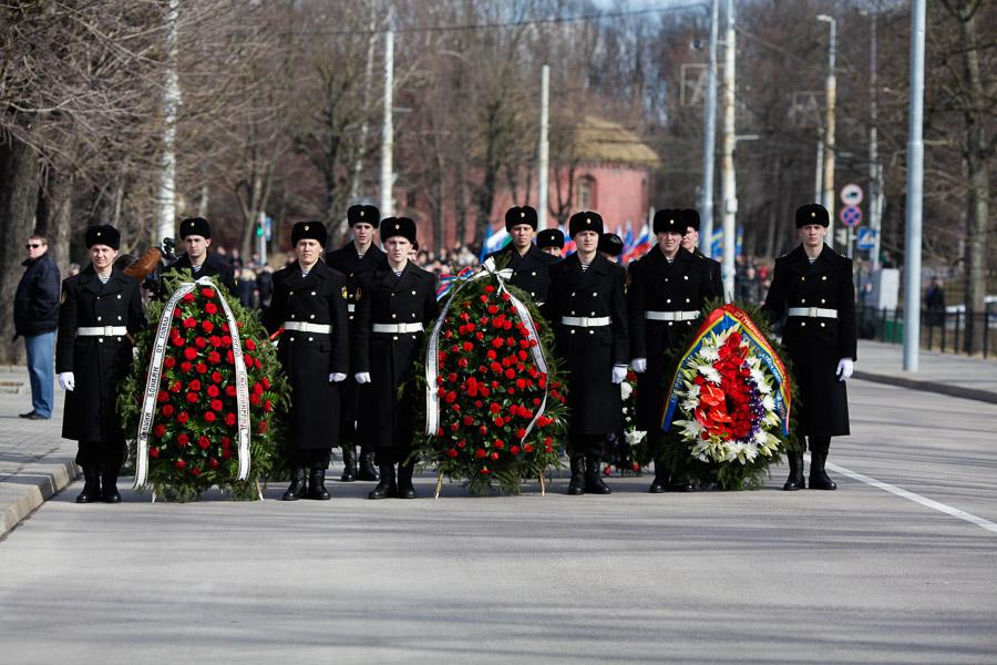 «И снова победа»: возложение венков и цветов на мемориале 1200 воинам-гвардейцам 