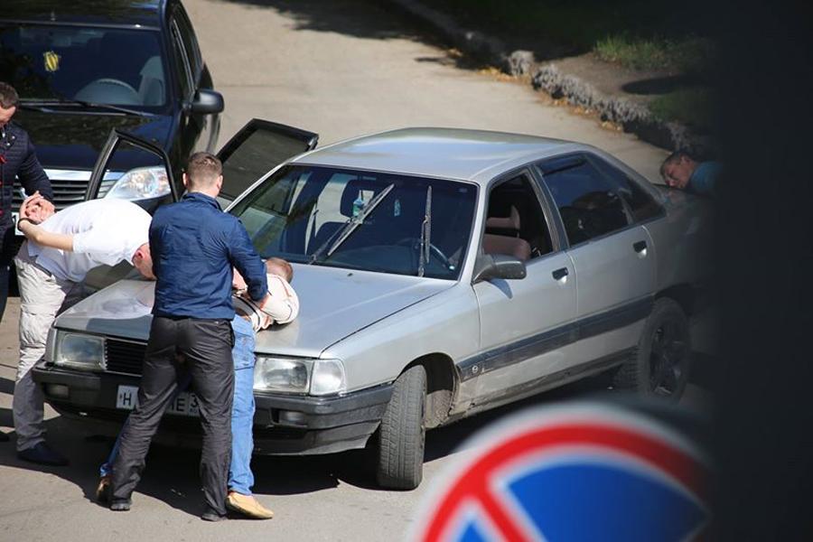 В Калининграде троих мужчин положили лицом на «Ауди» (фото)