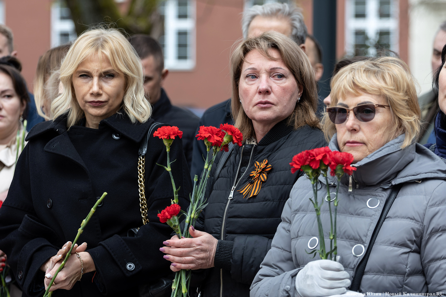 У здания областного правительства открыли памятник ФСБ (фото)