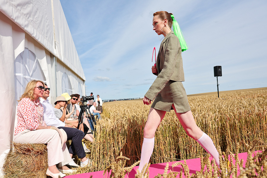 Один в поле — дизайнер: на Дне поля прошёл модный показ в колосьях (фото)