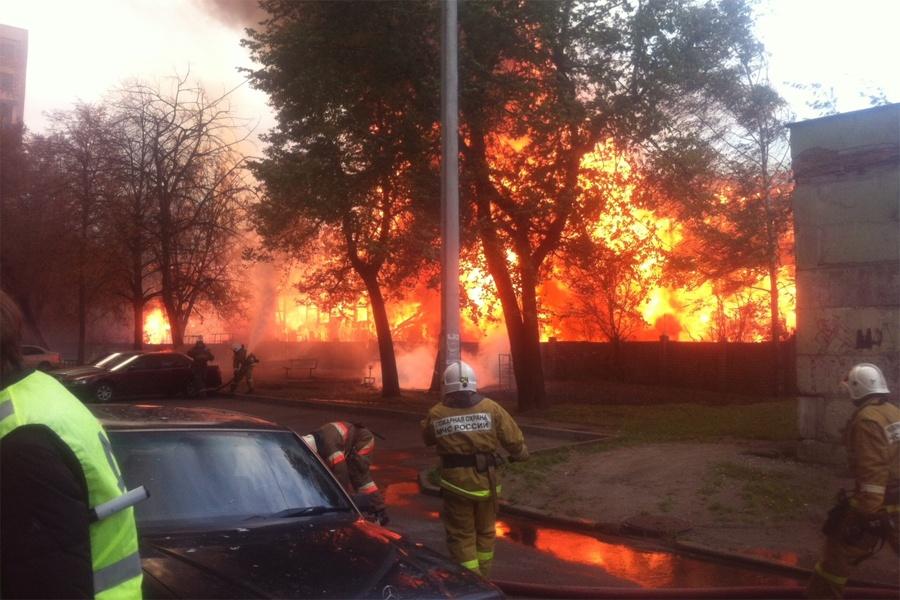 На ул. Белгородской крупный пожар, горят два здания и автомобили (+фото)  