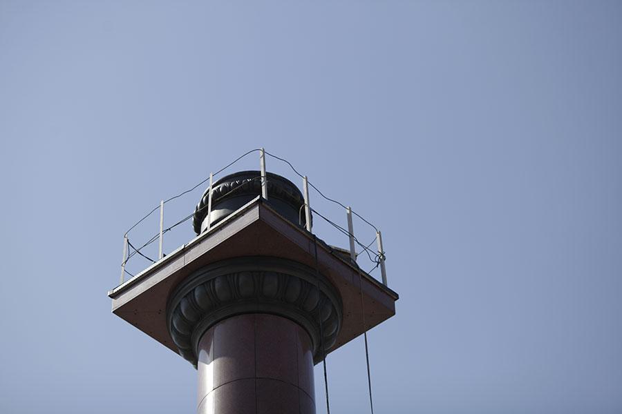 Орден наконец привезли: триумфальная колонна получила свое украшение